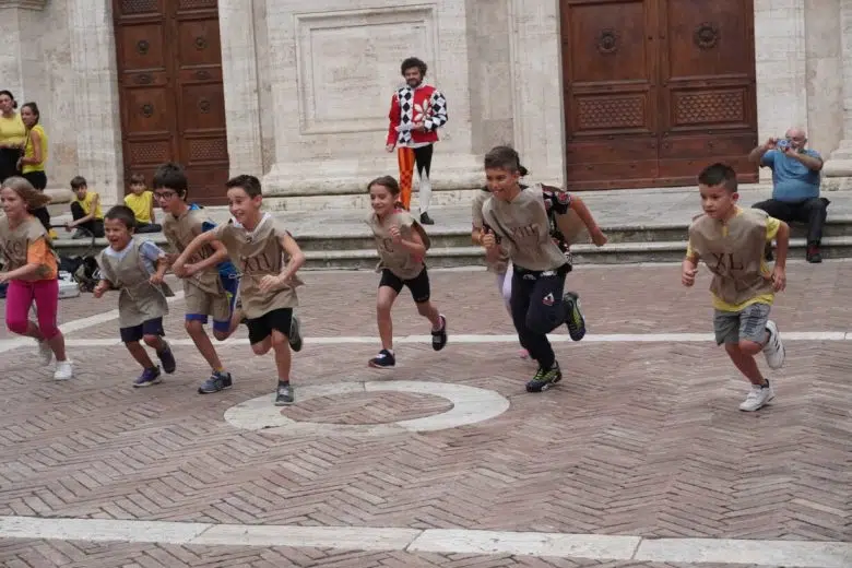 Corsa di Pio a Pienza, bambini