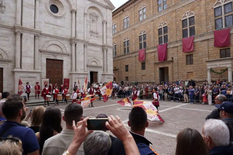 Pienza, Corsa di Pio riconosciuta tra le rievocazioni storiche della Toscana Corsa di Pio a Pienza, sbandieratori in piazza