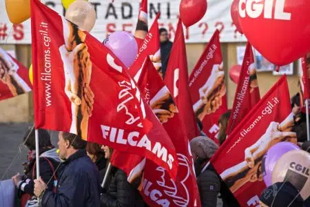 Filcams Cgil, Distretti sanitari: “Meno igiene e meno salute per lavoratori e cittadini” Filcams Cgil, bandiere