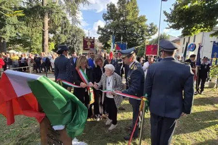 I giardini pubblici di Poggibonsi intitolati al finanziere Renato Mecacci Intitolazione giardini di Poggibonsi a finanziere Renato Mecacci
