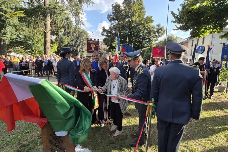I giardini pubblici di Poggibonsi intitolati al finanziere Renato Mecacci Intitolazione giardini di Poggibonsi a finanziere Renato Mecacci