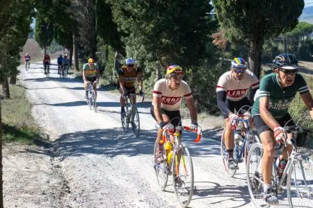 L’Eroica 2024 torna con le sue fortissime emozioni L'Eroica, gruppo ciclisti su strada sterrata