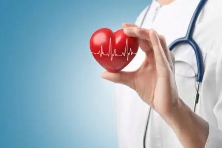 (H)Open Week ONDA sulle malattie cardiovascolari all’Aou Senese Medico tiene in mano cuore