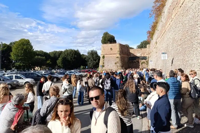 Navette bus turistici: conclusione sperimentazione a Siena Navette turistiche a Siena, turisti in attesa
