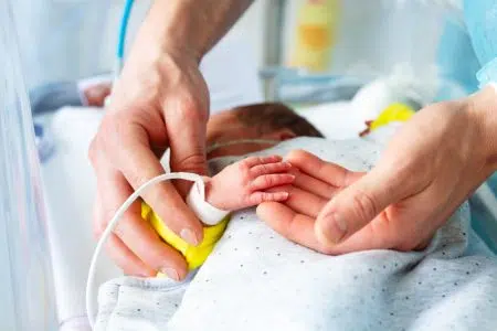 A Siena convengo della Società Italiana di Neonatologia Neonatologia, neonato e mani padre