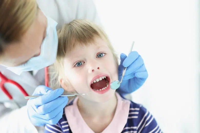 Siena, Giornata di screening odontoiatrico per bambini in età scolare Odontoiatra, bambina