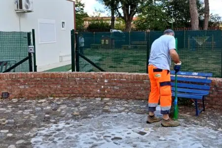 Siena, via alla manutenzione dell’area di parco Amendola Parco Amendola a Siena, operaio effettua lavori di manutenzione