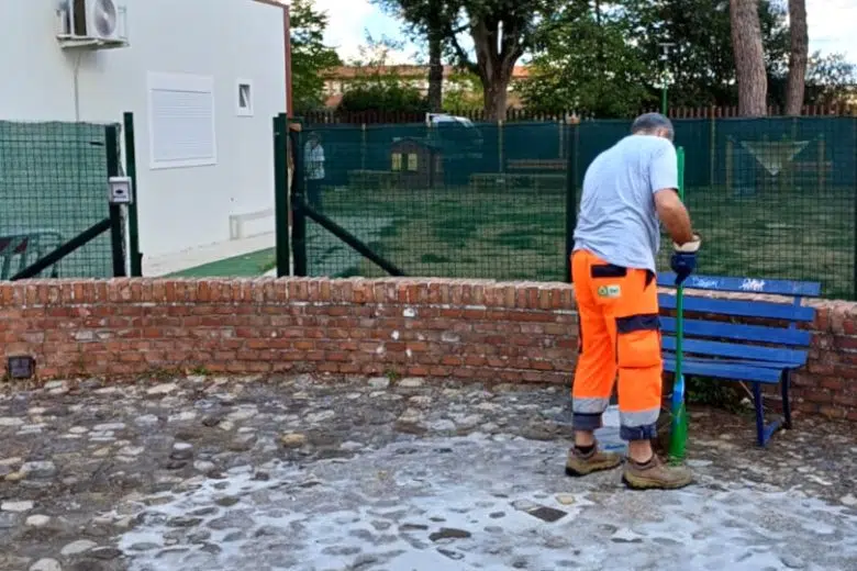 Siena, via alla manutenzione dell’area di parco Amendola Parco Amendola a Siena, operaio effettua lavori di manutenzione