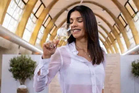 “Poggibonsi di Gusto”, nelle piazze del centro street e finger food con tanti vini da degustare Poggibonsi di Gusto, ragazza degusta vino