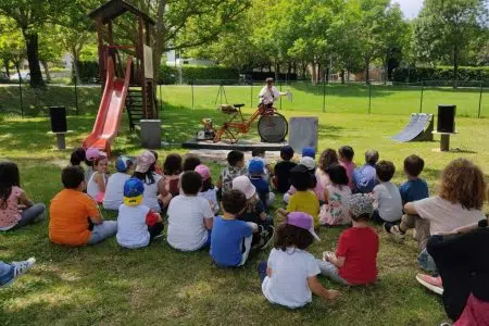 Estra lancia la terza edizione di Scuole Viaggianti: focus su bullismo e cyberbullismo Svuole Viaggianti Estra, bambini in un prato