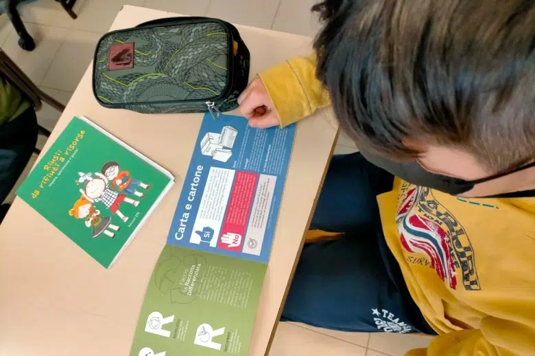 Gli studenti di Colle di Val d’Elsa fanno Ri-creazione con Sei Toscana Sei Toscana, Ri-creazione: bambino su banco di scuola