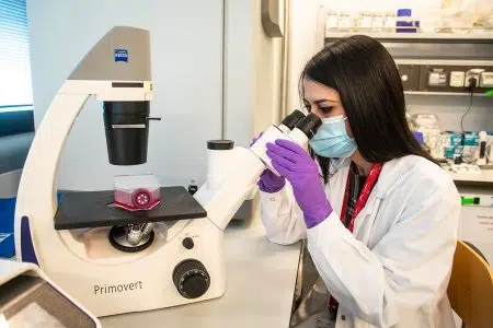 European Biotech Week 2024: i ricercatori di TLS raccontano come nasce un paper scientifico TLS, ricercatrice al microscopio