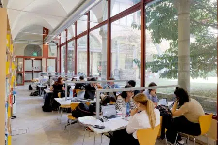 Università di Siena, aperta anche di sera la Sala lettura a San Francesco Università di Siena, studenti nella sala lettura della sede di San Francesco
