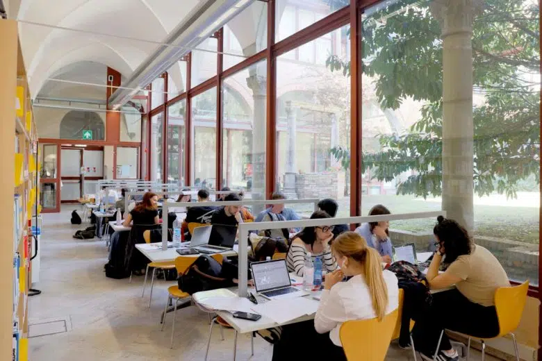 Università di Siena, aperta anche di sera la Sala lettura a San Francesco Università di Siena, studenti nella sala lettura della sede di San Francesco