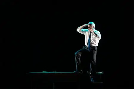 Al Politeama la lucida follia dell’uomo moderno: Leonardo Capuano porta in scena “Sistema Nervoso” Leonardo Capuano in una scena di "Sistema Nervoso"