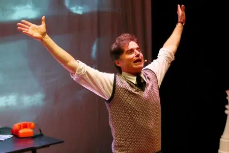 “Un amore”, Paolo Briguglia porta sul palcoscenico il romanzo di Buzzati Paolo Briguglia nello spettacolo "Un amore"