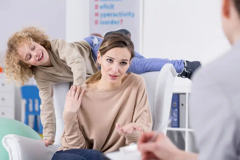 Convegno sull’ADHD a Siena, il disturbo da deficit di attenzione e iperattività ADHD, mamma con bambino dal medico