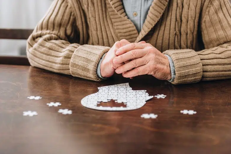 Demenza e Alzheimer, “Non siamo soli”: un incontro per sostenere i familiari Alzheimer, anziano, puzzle