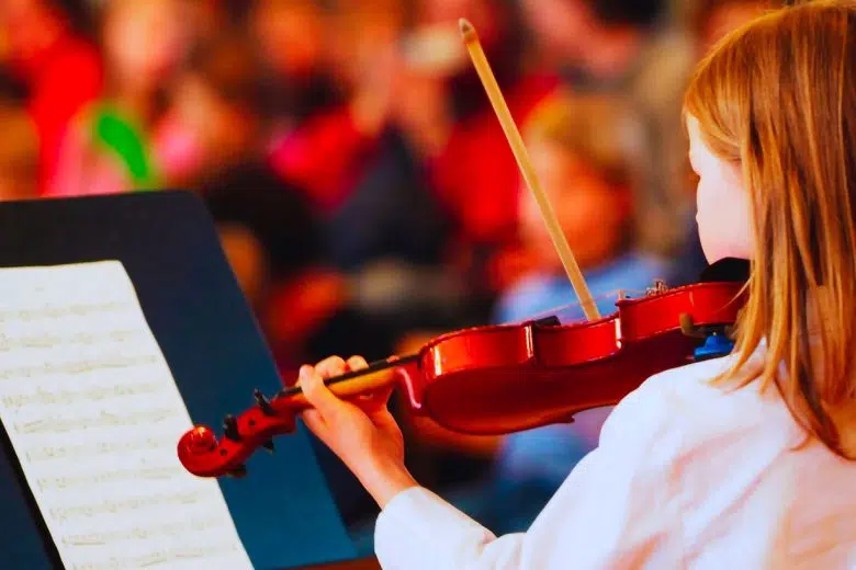 “Interventi educativi e diseguaglianze”, workshop internazionale a Montepulciano Bambina con violino
