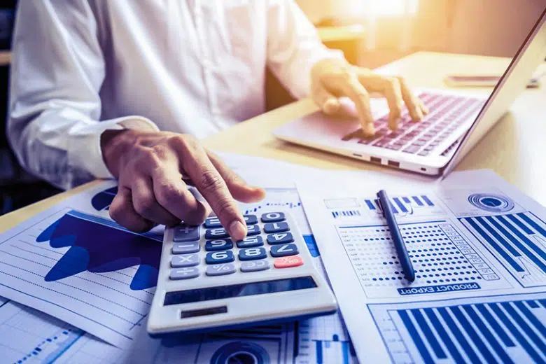 Contabilità tecnologica, commercialista con fogli, calcolatrice e pc