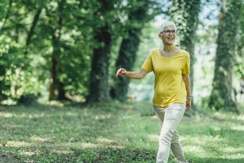 (H) Open Day sulla Menopausa all’Aou Senese Menopausa, donna cammina su un prato