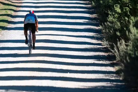 L’Eroica 2024 entra nel vivo: 9.000 ciclisti in arrivo da tutto il mondo Ciclista su strada de L'Eroica