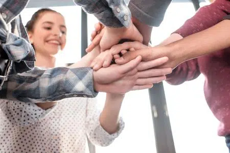 Bando Idee Giovani: 10mila euro per i progetti dei giovani Giovani in gruppo, mani