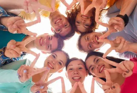 Sapienza 50: a Siena l’info shop senza tabù dedicato al benessere dei più giovani Gruppo giovani, ragazzi, in cerchio