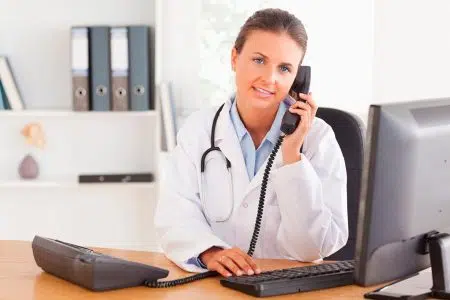 Guardia medica: anche a Siena, Arezzo e Grosseto si chiamerà l’116117 Guardia medica, medico donna al telefono
