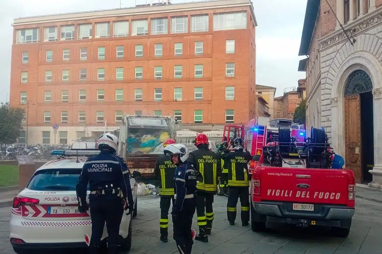 Mezzo raccolta rifiuti prende fuoco nel centro di Siena Incendio mezzo raccolta rifiuti a Siena, Polizia Municipale e Vigili del Fuoco