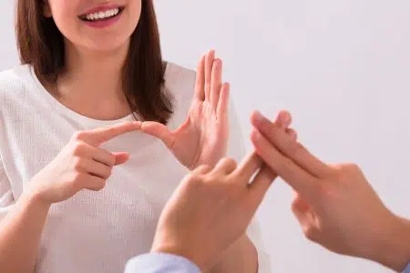 A Siena un corso per imparare la Lingua dei Segni Lingua dei Segni, LIS, ragazza