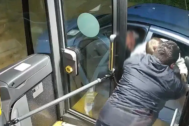 Maltempo, salvataggio autista bus a Siena