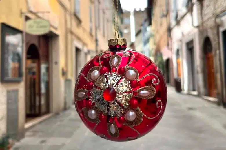 “Natale a Poggibonsi”: 45 giorni di magia "Natale a Poggibonsi", pallina di Natale in via Maestra