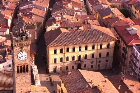 Poggibonsi: 700.000 euro per la manutenzione stradale, presto i cantieri Palazzo Comunale di Poggibonsi, vista dall'alto