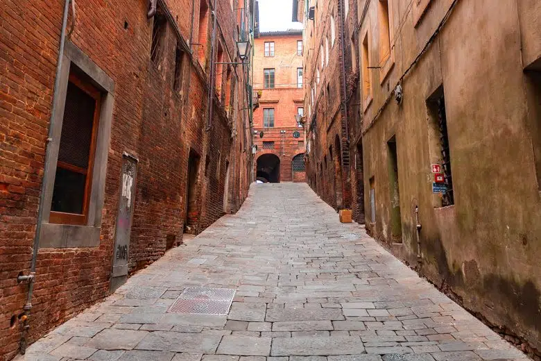 Lastricature a Siena, stanziati 500 mila euro per il centro storico Lastricato in una via di Siena