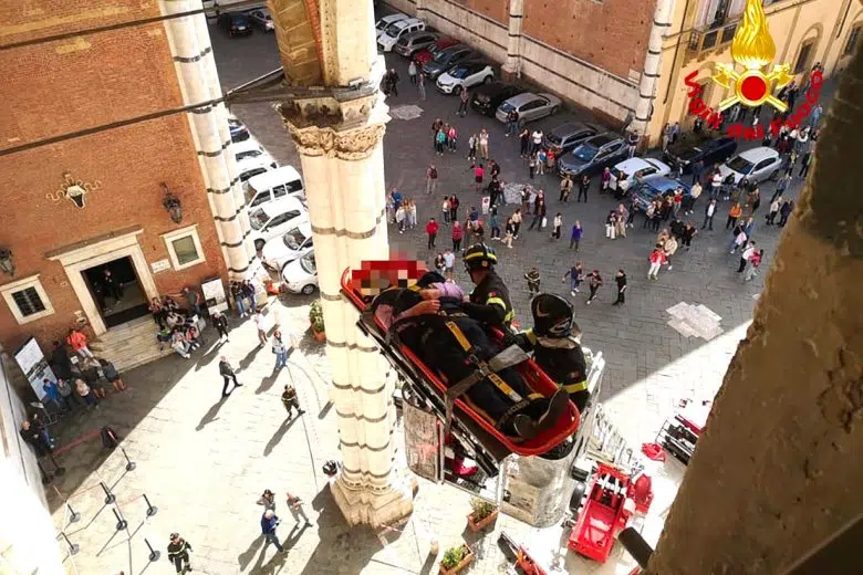 L'intervento dei Vigili del fuoco sul tetto del Duomo di Siena