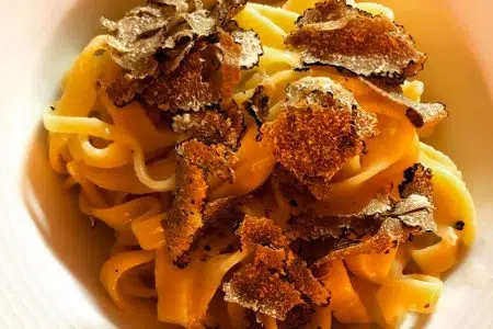 Tra Borghi e Cantine debutta a Montalcino Tra Borghi e Cantine, piatto con tagliatelle al tartufo