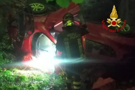 Auto precipita da un ponte: i feriti recuperati dai Vigili del Fuoco Vigili del Fuoco, auto sotto ponte a Sovicile