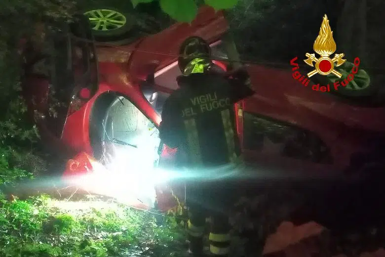 Auto precipita da un ponte: i feriti recuperati dai Vigili del Fuoco Vigili del Fuoco, auto sotto ponte a Sovicile