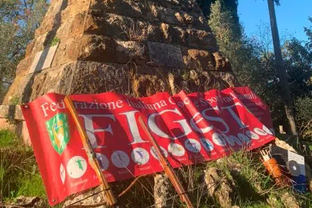 Balestra antica manesca, assegnati i titoli italiani a Monteaperti Campionato italiano balestra antica manesca a Monteaperti, cippo