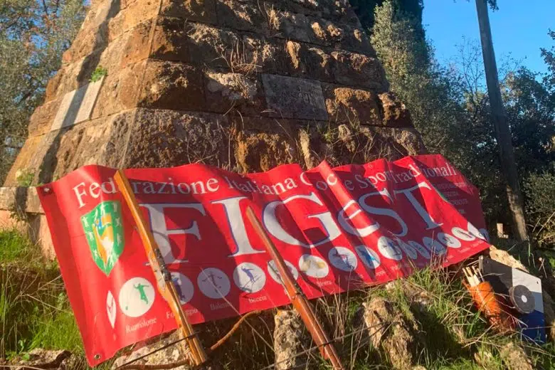 Campionato italiano balestra antica manesca a Monteaperti, cippo