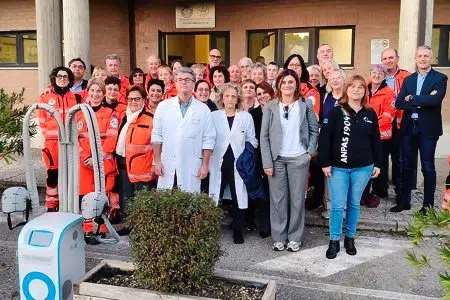 Consegnato il casco refrigerante per le pazienti dell’Oncologia medica di Siena Consegna casco refrigerante Oncologia medica di Siena