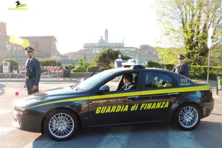 GdiF Siena: sequestrato ingente materiale informatico oggetto di truffa Guardia di Finanza (GdF) di Siena, auto, finanzieri, panorama duomo