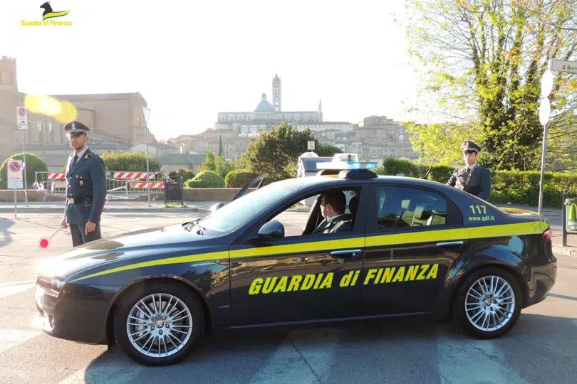 Guardia di Finanza (GdF) di Siena, auto, finanzieri, panorama duomo