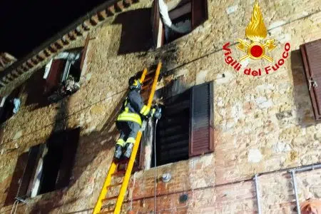 Incendio in un appartamento a Montisi: palazzina inagibile Incendio palazzina Montisi, Vigili del fuoco