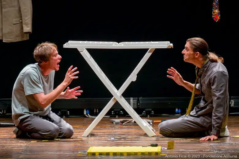 “La sparanoia”, lo spettacolo al Teatro Alfieri di Castelnuovo