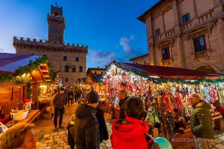 Natale a Montepulciano 2024: uno dei più grandi eventi natalizi d’Italia Natale a Montepulciano, casine in Piazza Grande