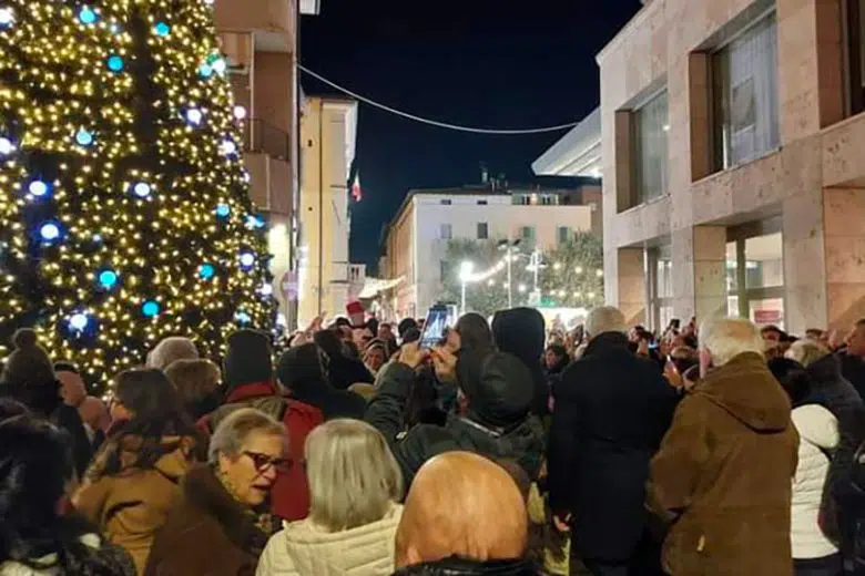 Natale a Poggibonsi, persone per le vie del centro