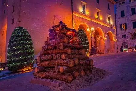 Sarteano in Arte: un mese di iniziative per vivere il Natale con mostre, spettacoli e tradizioni Natale a Sarteano, fiaccola
