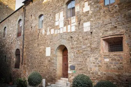 A Montalcino sostegno alle persone in difficoltà economica temporanea Palazzo Comunale di Montalcino